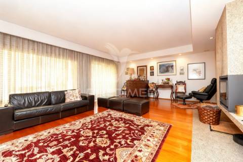 Moradia de luxo t5 com 3 suites | piscina interior aquecida | elevador | localização premium em braga