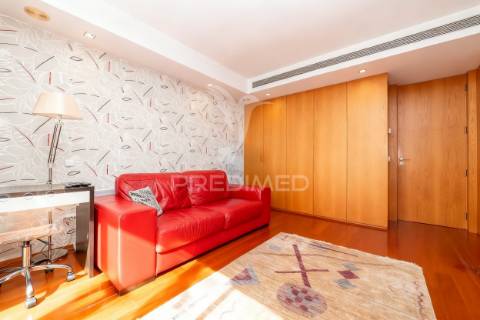 Moradia de luxo t5 com 3 suites | piscina interior aquecida | elevador | localização premium em braga