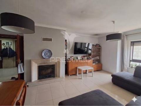 Apartamento t3 com box fechada – algueirão, mem martins
