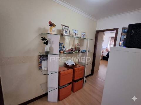 Apartamento t3 com box fechada – algueirão, mem martins