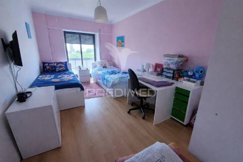 Apartamento t3 com box fechada – algueirão, mem martins