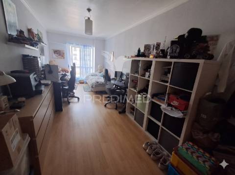 Apartamento t3 com box fechada – algueirão, mem martins
