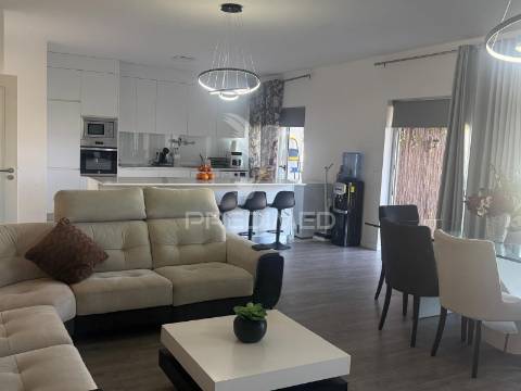 Apartamento t4 semi-novo com vista rio douro