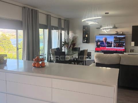 Apartamento t4 semi-novo com vista rio douro