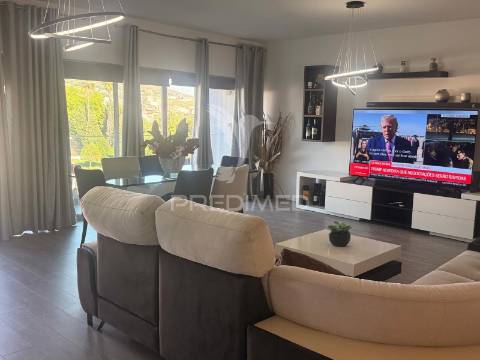 Apartamento t4 semi-novo com vista rio douro