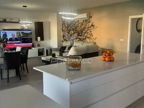 Apartamento t4 semi-novo com vista rio douro