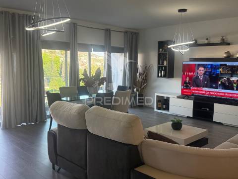 Apartamento t4 semi-novo com vista rio douro