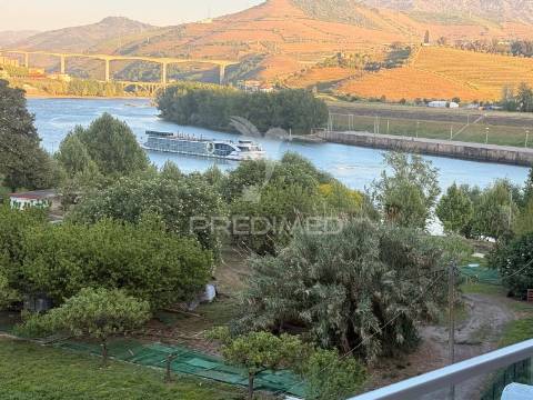 Apartamento t4 semi-novo com vista rio douro