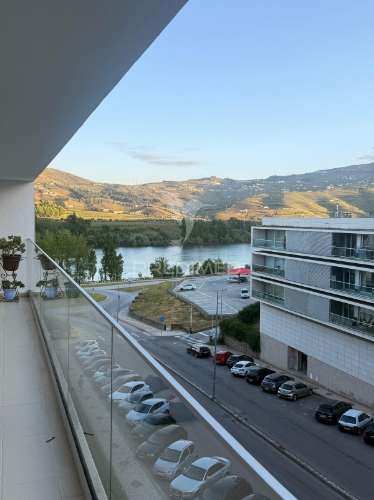 Apartamento t4 semi-novo com vista rio douro
