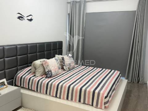 Apartamento t4 semi-novo com vista rio douro