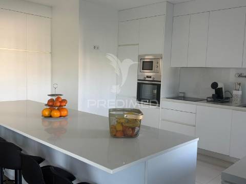 Apartamento t4 semi-novo com vista rio douro