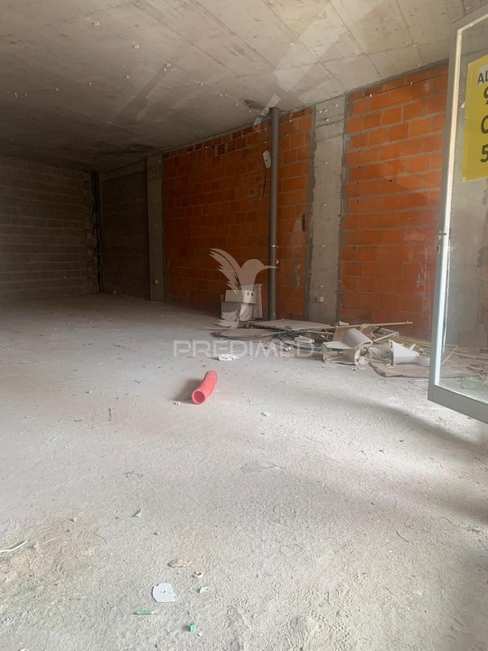 Loja em bruto na praça da rainha dona amélia, bonfim