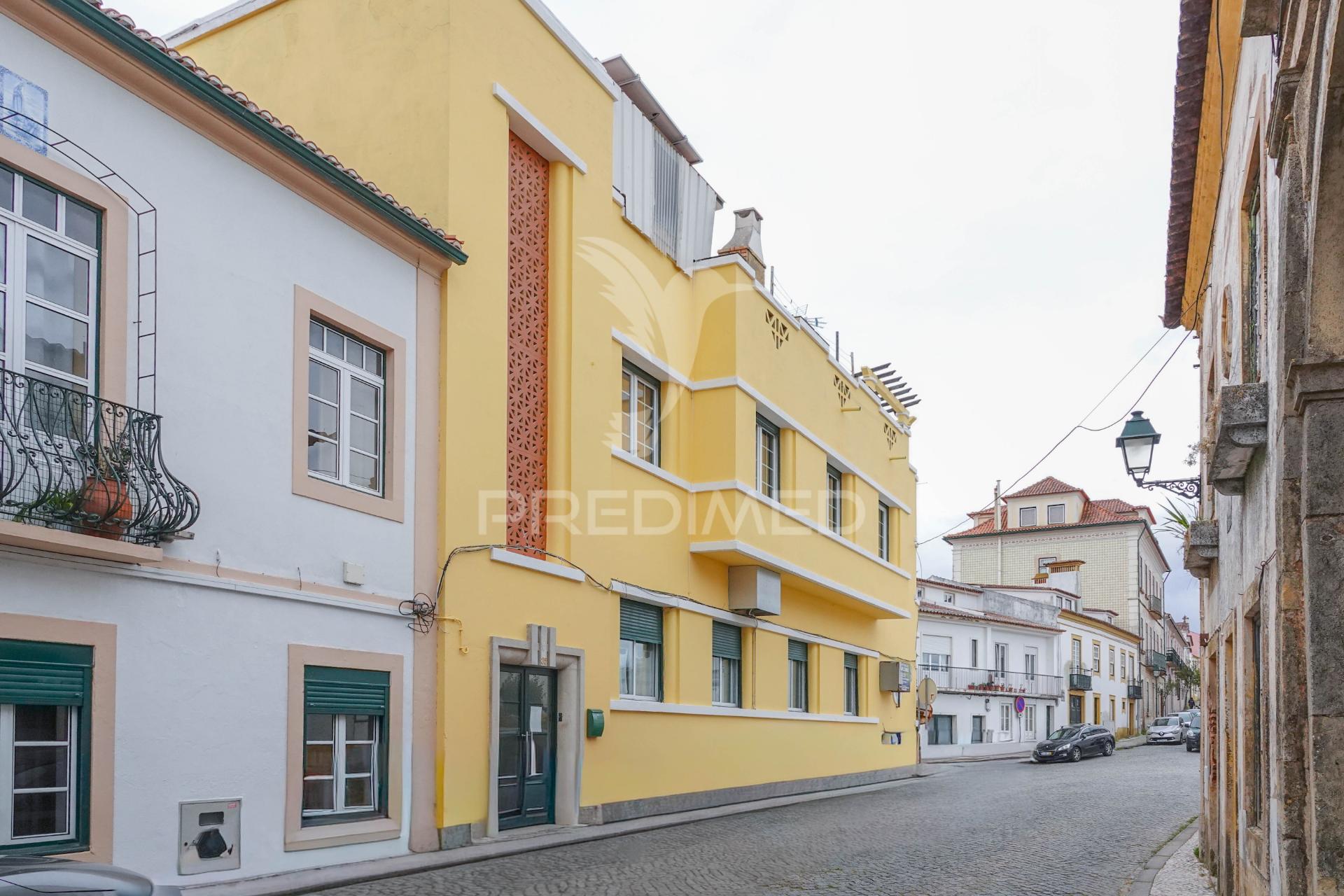 Apartamento t5 com terraço no centro histórico de abrantes - totalmente remodelado.