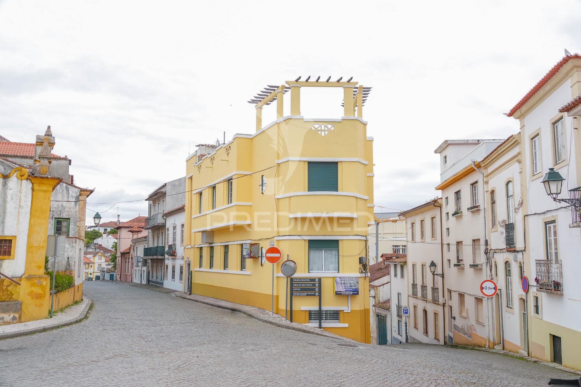 Apartamento t5 com terraço no centro histórico de abrantes - totalmente remodelado.