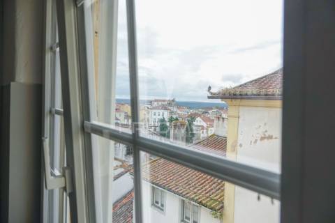 Apartamento t5 com terraço no centro histórico de abrantes - totalmente remodelado.