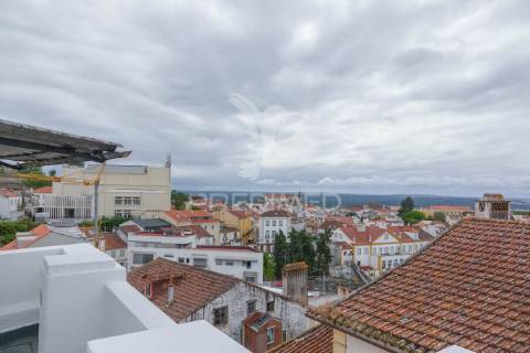 Apartamento t5 com terraço no centro histórico de abrantes - totalmente remodelado.