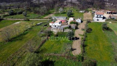 Casas em rio de moinhos
