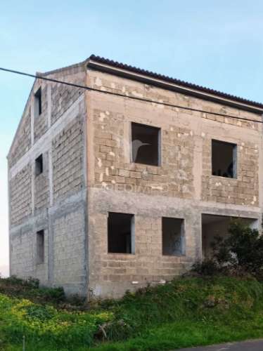 Lote com moradia em construção