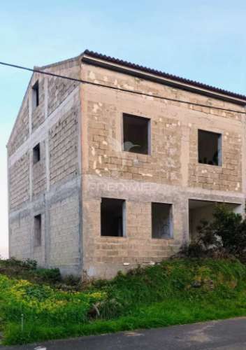 Lote com moradia em construção