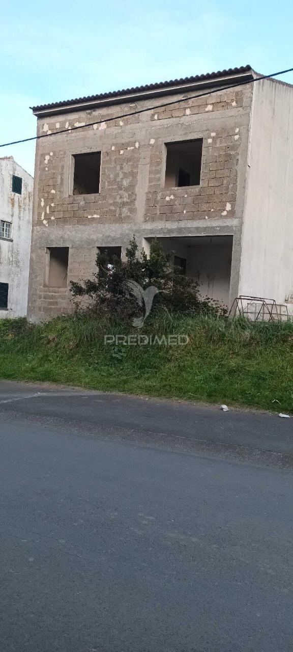 Lote com moradia em construção