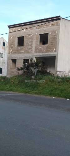 Lote com moradia em construção