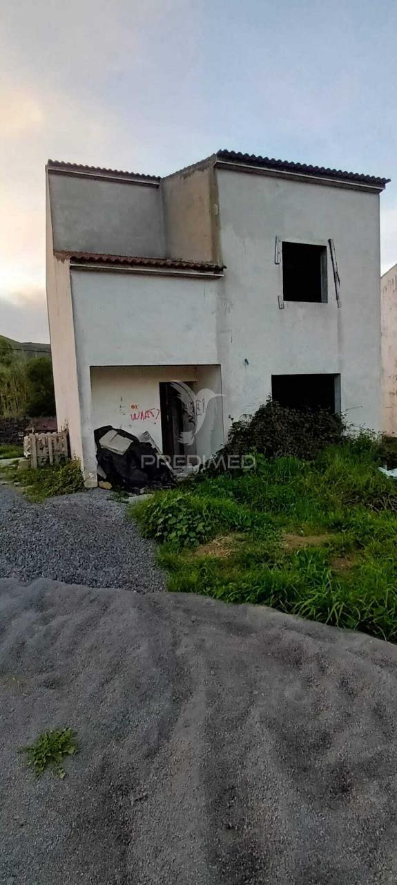 Lote com moradia em construção