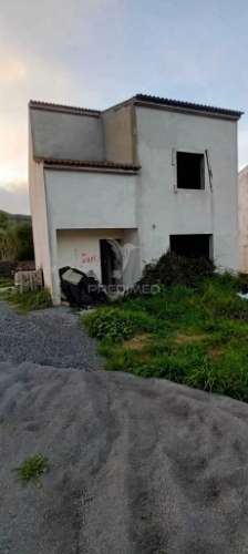 Lote com moradia em construção