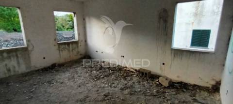 Lote com moradia em construção