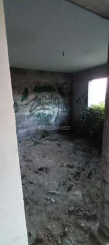 Lote com moradia em construção