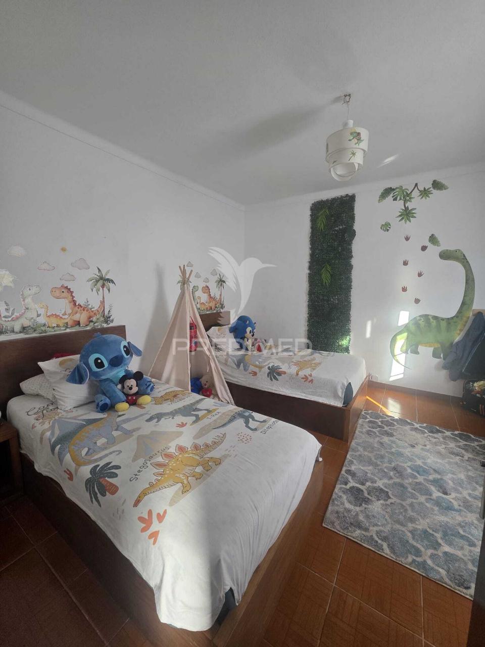 Moradia de dois pisos - pronta a entrar