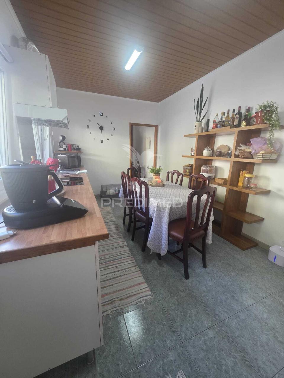 Moradia de dois pisos - pronta a entrar