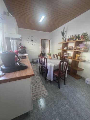 Moradia de dois pisos - pronta a entrar