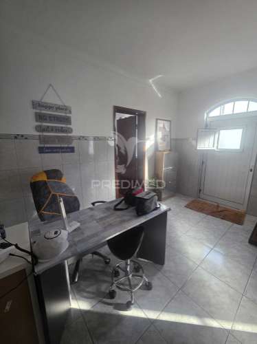 Moradia de dois pisos - pronta a entrar