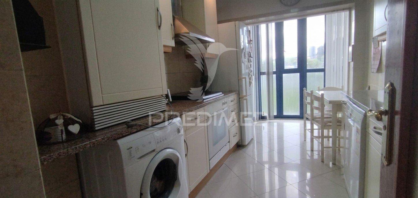 Apartamento t2 com parqueamento em santo antónio dos cavaleiros