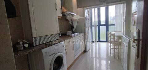 Apartamento t2 com parqueamento em santo antónio dos cavaleiros