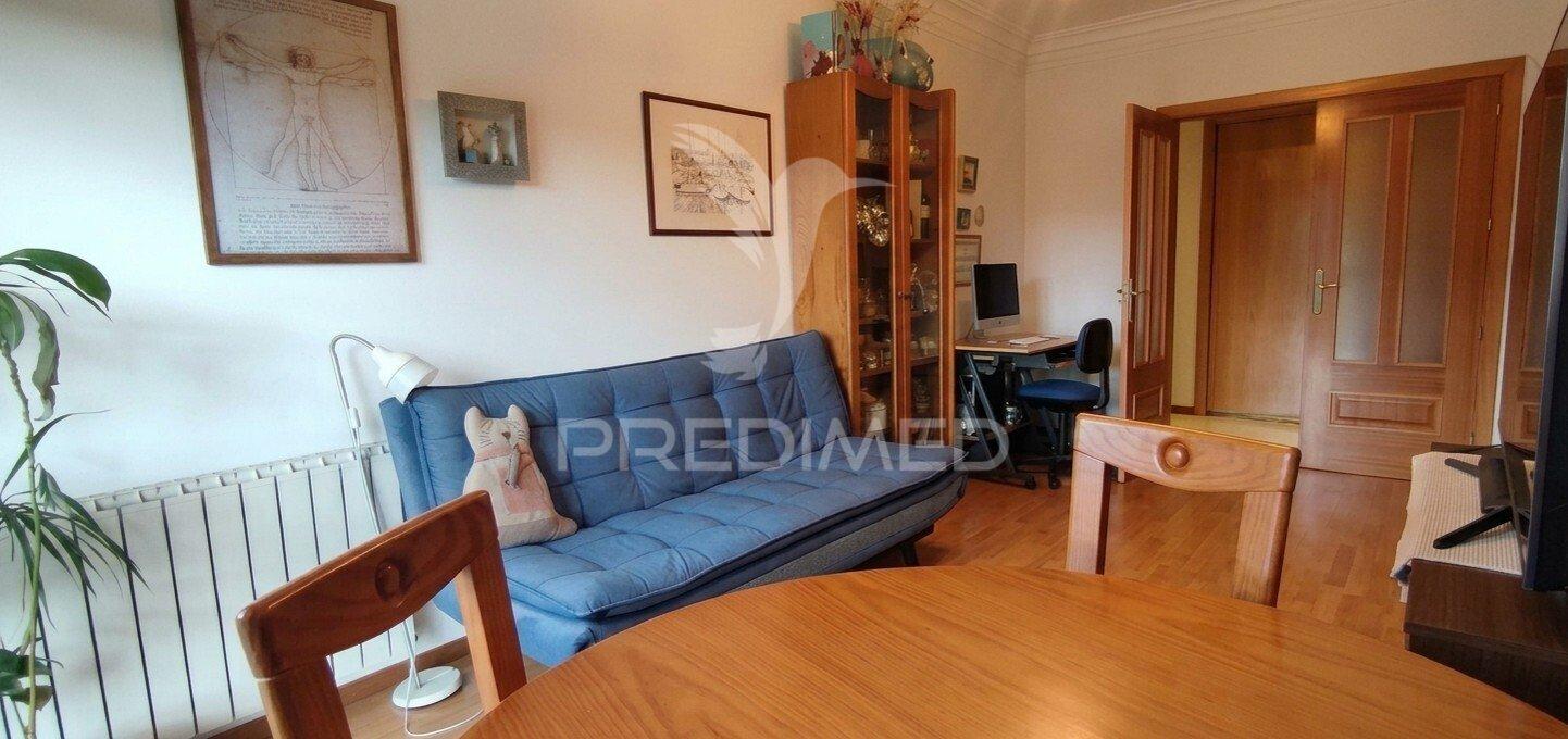 Apartamento t2 com parqueamento em santo antónio dos cavaleiros