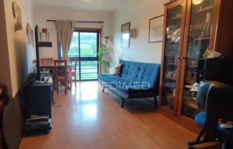 Apartamento t2 com parqueamento em santo antónio dos cavaleiros