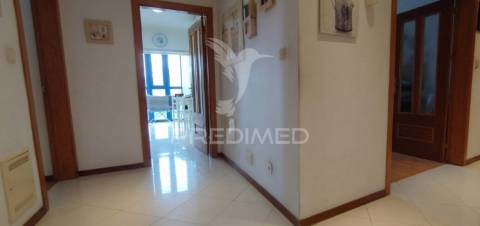 Apartamento t2 com parqueamento em santo antónio dos cavaleiros