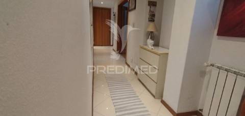 Apartamento t2 com parqueamento em santo antónio dos cavaleiros