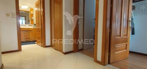 Apartamento t2 com parqueamento em santo antónio dos cavaleiros