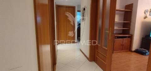 Apartamento t2 com parqueamento em santo antónio dos cavaleiros