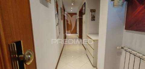 Apartamento t2 com parqueamento em santo antónio dos cavaleiros