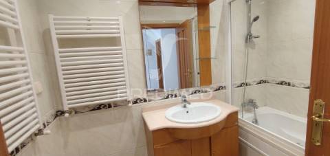 Apartamento t2 com parqueamento em santo antónio dos cavaleiros