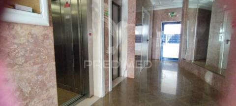 Apartamento t2 com parqueamento em santo antónio dos cavaleiros