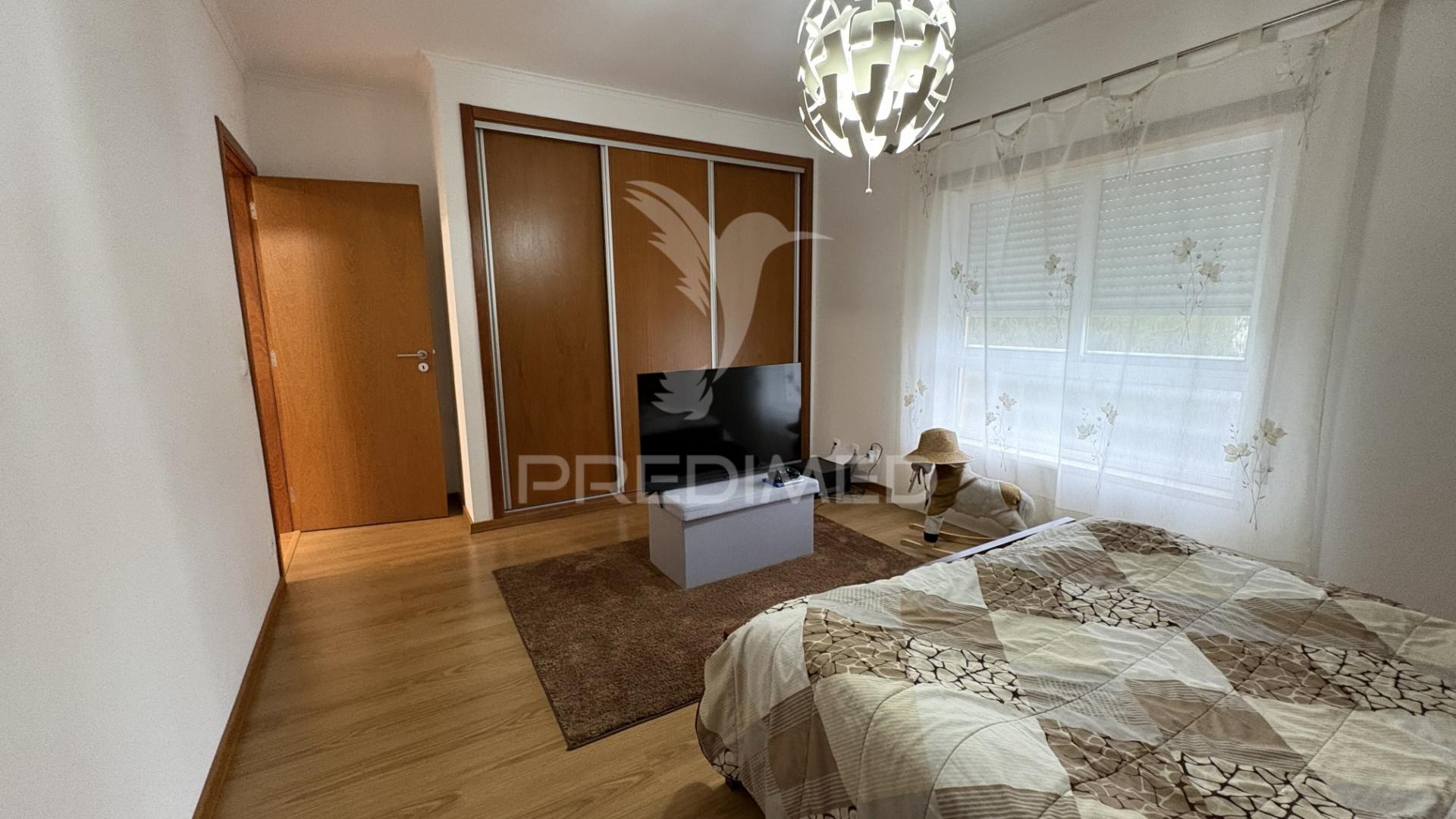 Apartamento t3 com garagem e arrecadação em montalvo — excelente estado