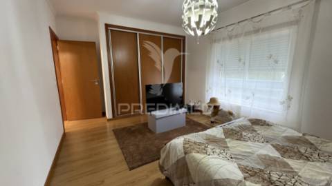 Apartamento t3 com garagem e arrecadação em montalvo — excelente estado