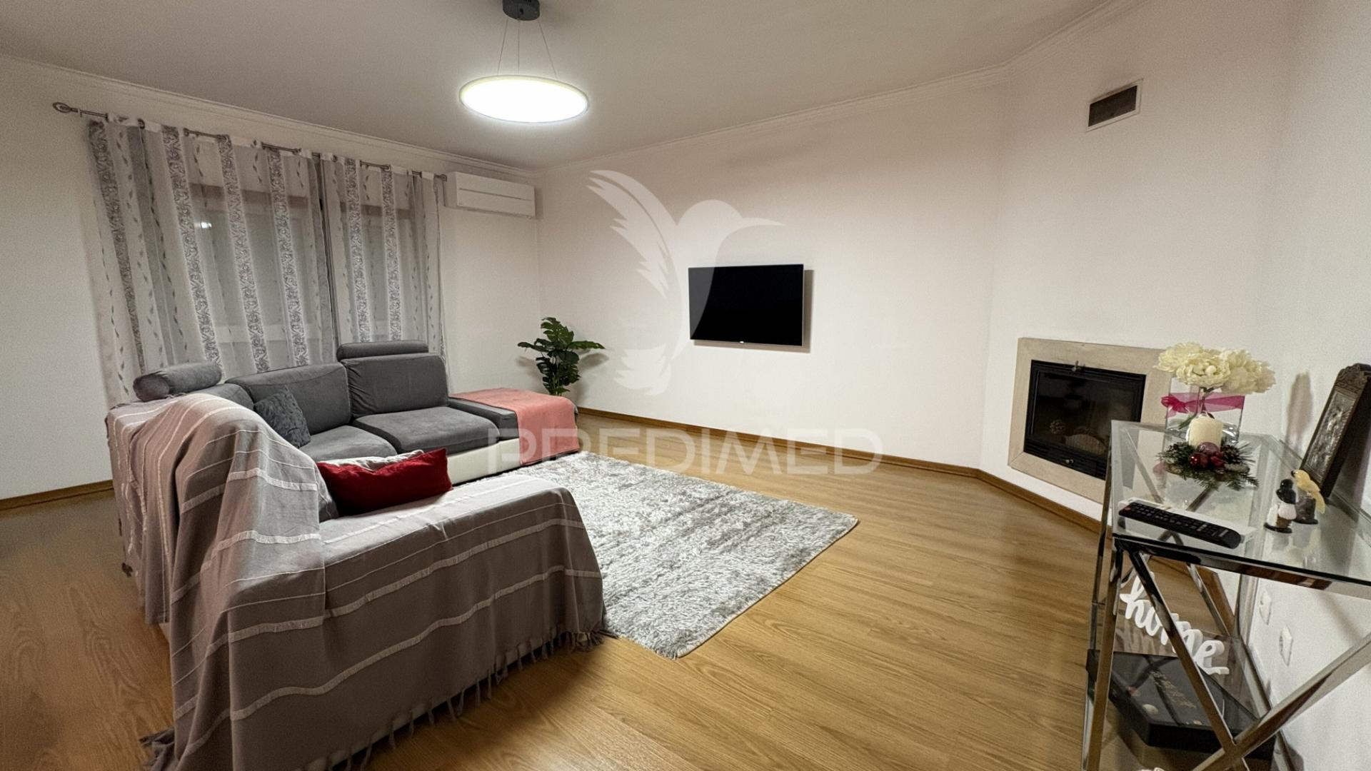 Apartamento t3 com garagem e arrecadação em montalvo — excelente estado