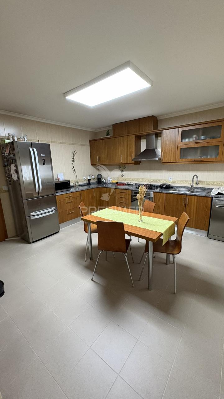 Apartamento t3 com garagem e arrecadação em montalvo — excelente estado