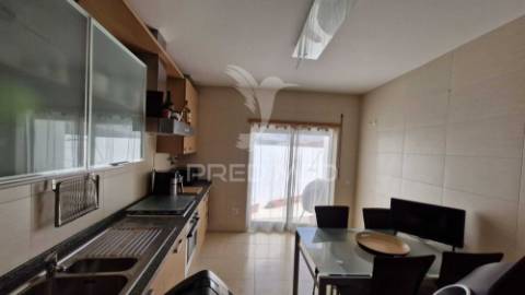 Apartamento t1 com box fechada