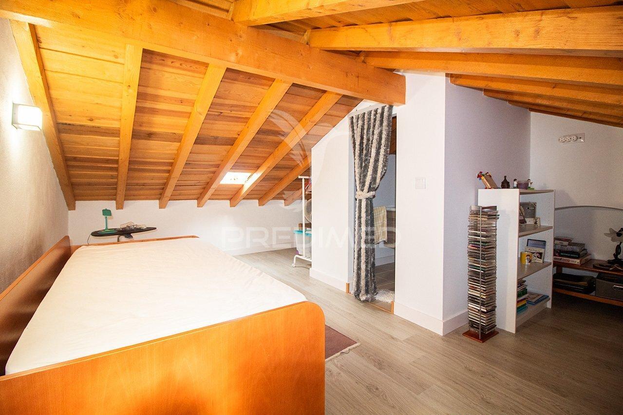 T1 recuperado no vimieiro c/ cozinha equipada e sótão habitável